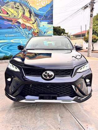 TOYOTA HILUX SW4 2.8 D-4D TURBO DIESEL DIAMOND 7L 4X4 AUTOMÁTICO TOYOTA HILUX SW4 2.8 D-4D TURBO DIESEL DIAMOND 7L 4X4 AUTOMÁTICO